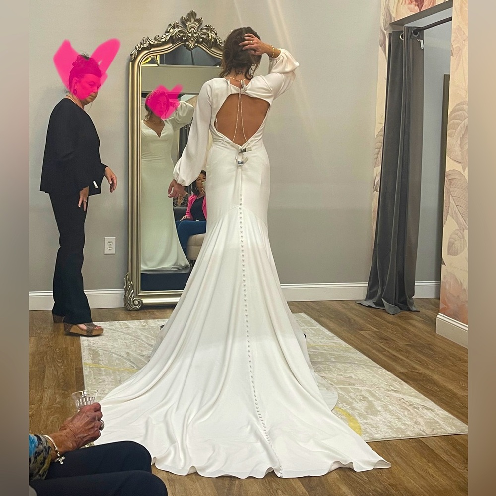 Beautiful Wedding Gown! Never worn. Size 10 altered to size 6.